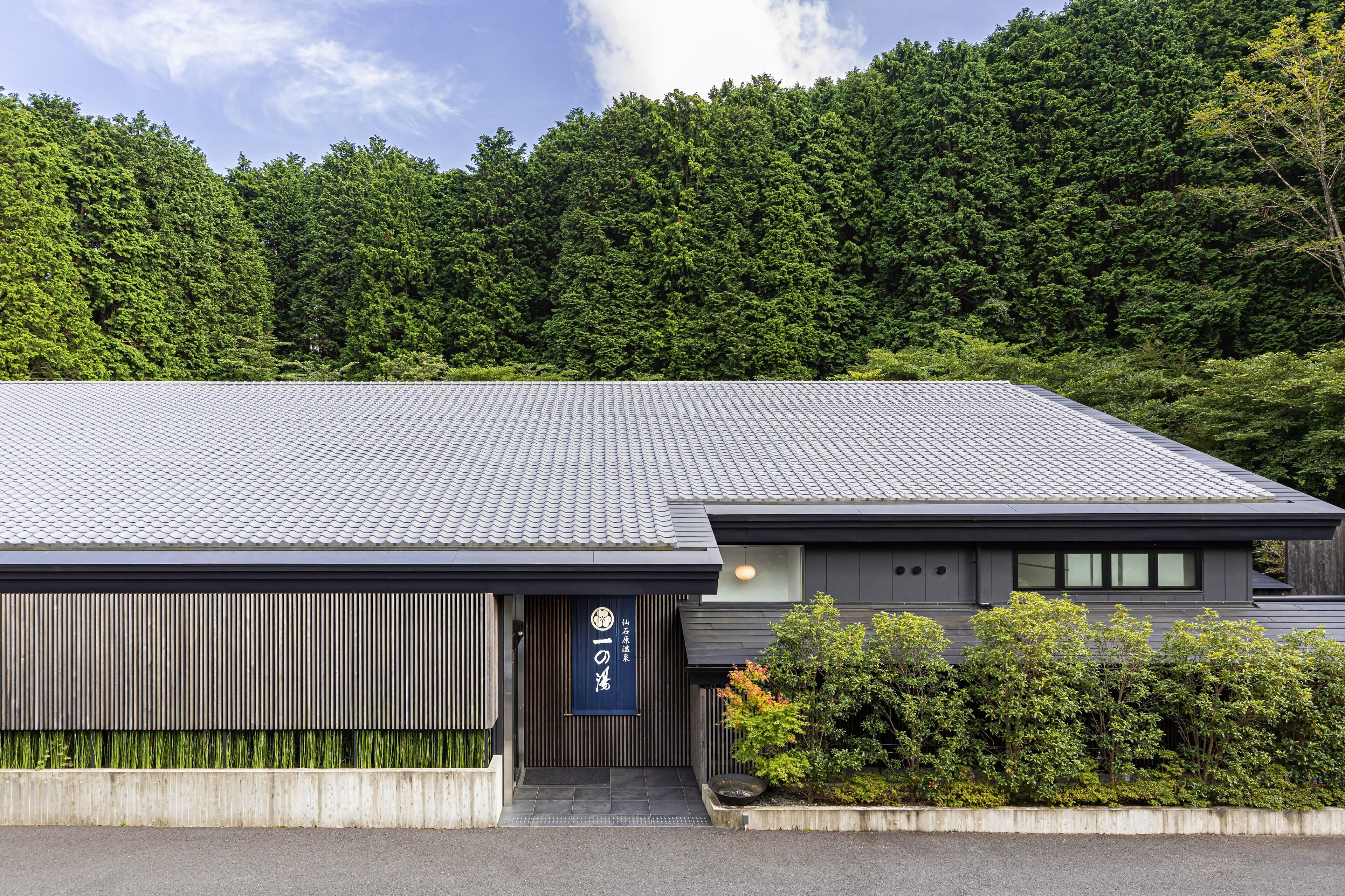 Vista frontal de la propiedad