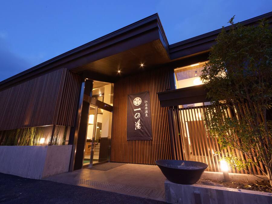 Bagian depan properti - sore/malam