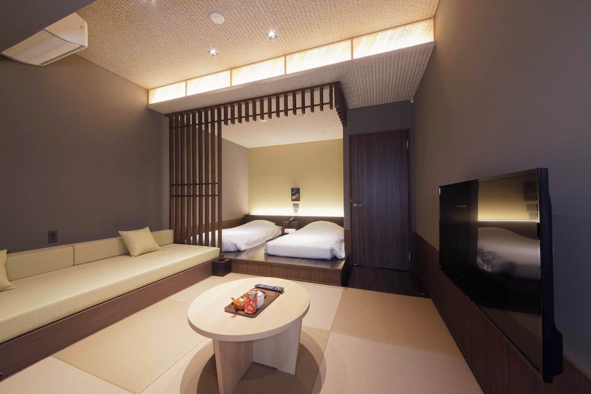 Down comforters, in-room safe, laptop workspace, free WiFi