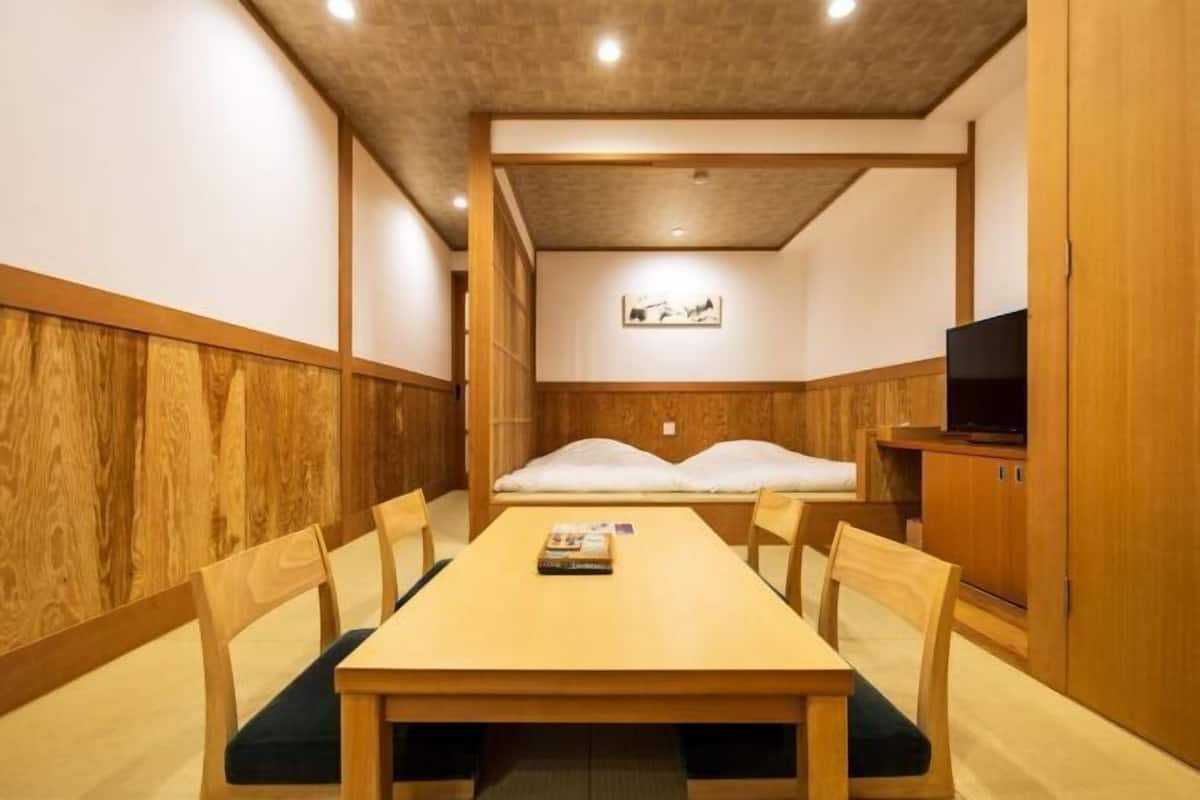 Down comforters, in-room safe, laptop workspace, free WiFi