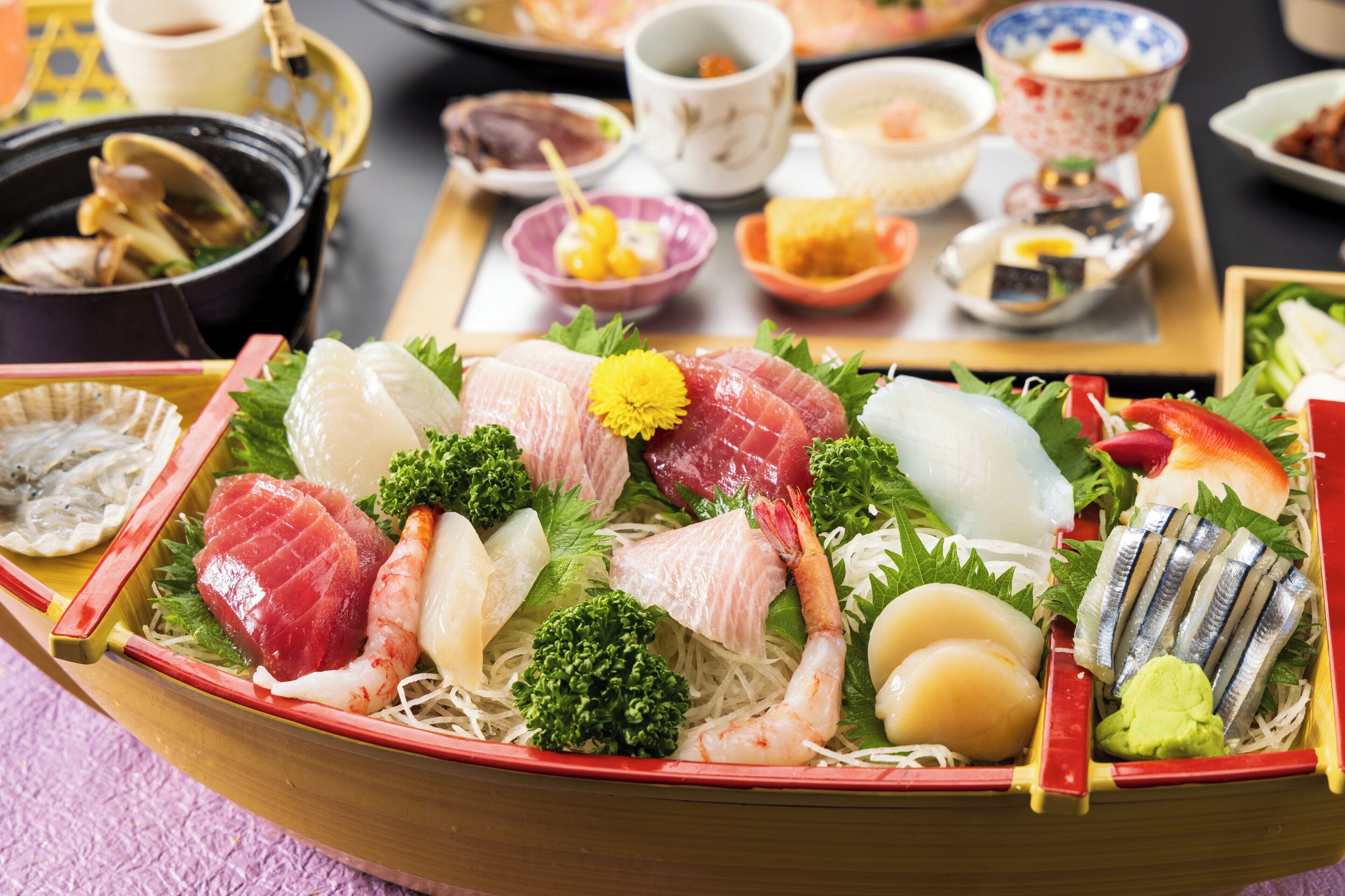 Una comida tradicional japonesa con diversos mariscos y verduras.
