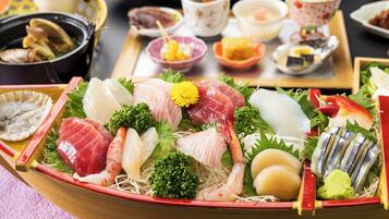 Una comida tradicional japonesa con diversos mariscos y verduras.