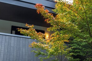 Un bâtiment moderne à la façade sombre, avec une fenêtre bien visible.