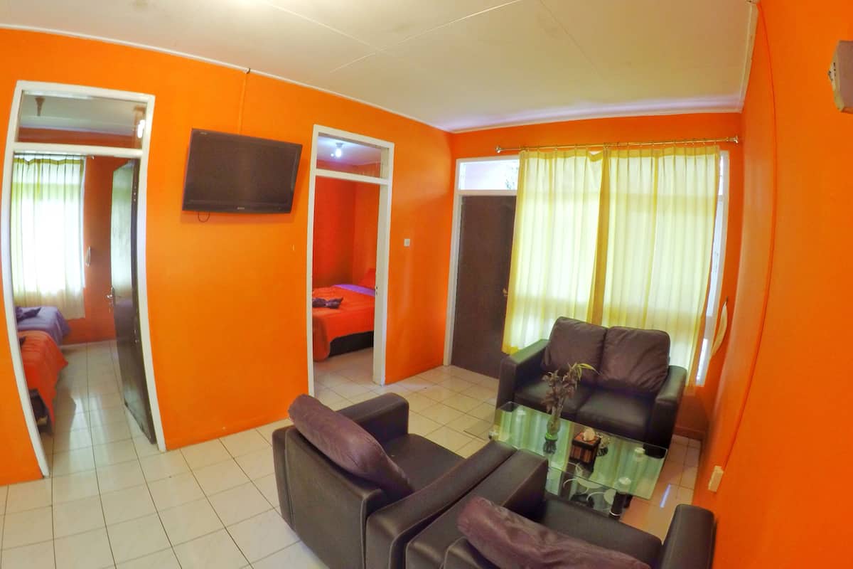 Villa, 2 habitaciones | Área de sala de estar | Televisión LED de 32 pulgadas con canales por cable y televisión