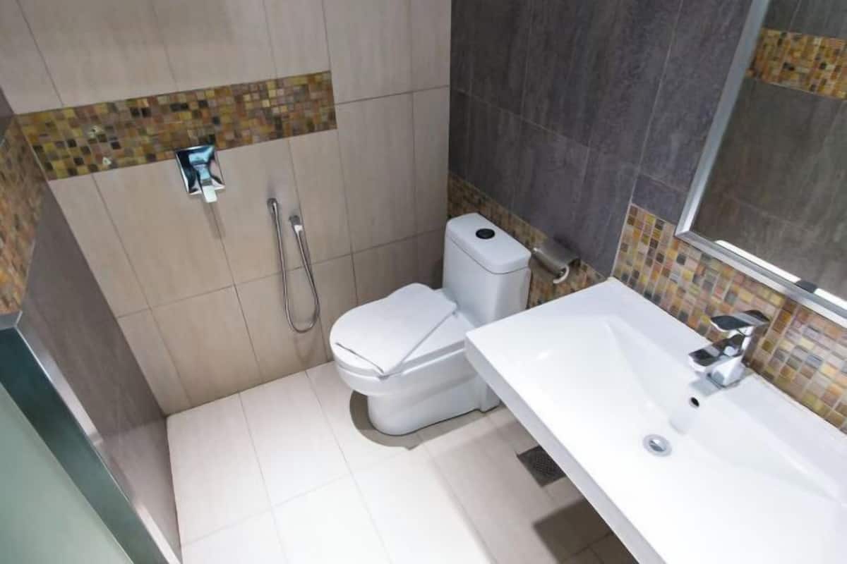 Baño | Ducha, artículos de higiene personal gratuitos y secador de pelo