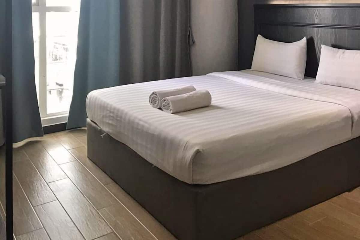 Habitación superior, 1 cama de matrimonio (Window) | Escritorio, sistema de insonorización, tabla de planchar con plancha