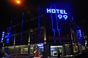 Overnatningsstedets facade – aften/nat