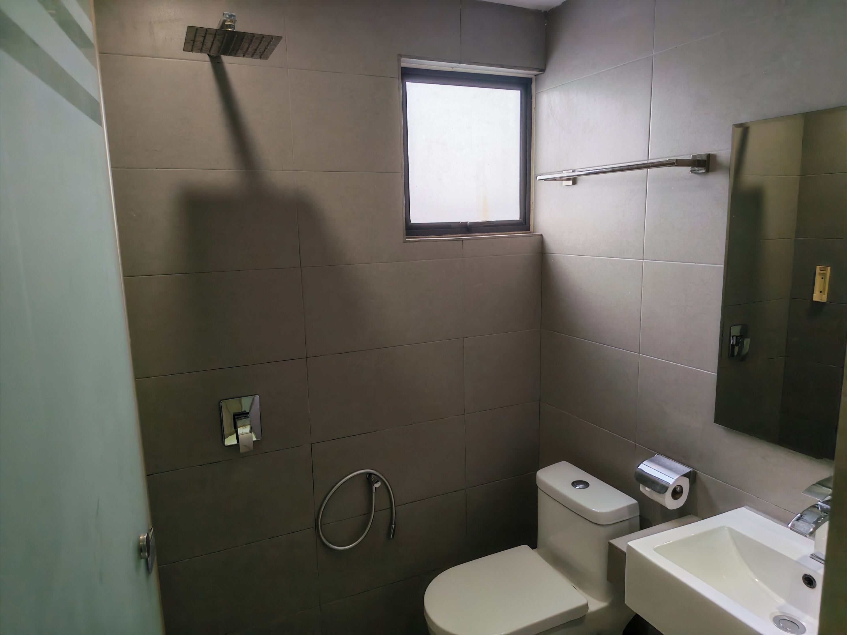 Ein Badezimmer mit Toilette, Waschbecken und Dusche.