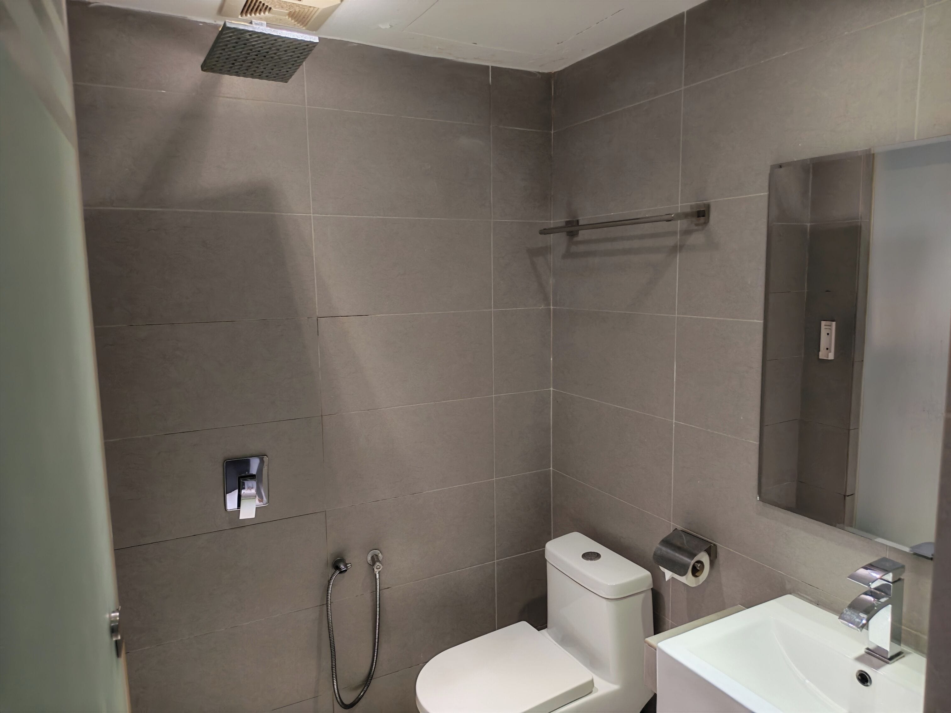 Un baño moderno con ducha, inodoro y lavamanos.