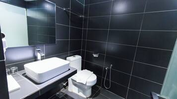 Suihku, ilmaiset hygieniatuotteet, hiustenkuivaaja, tohvelit