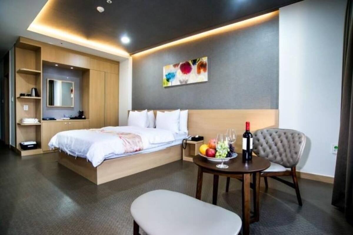 Cubrecamas, caja de seguridad en la habitación y escritorio