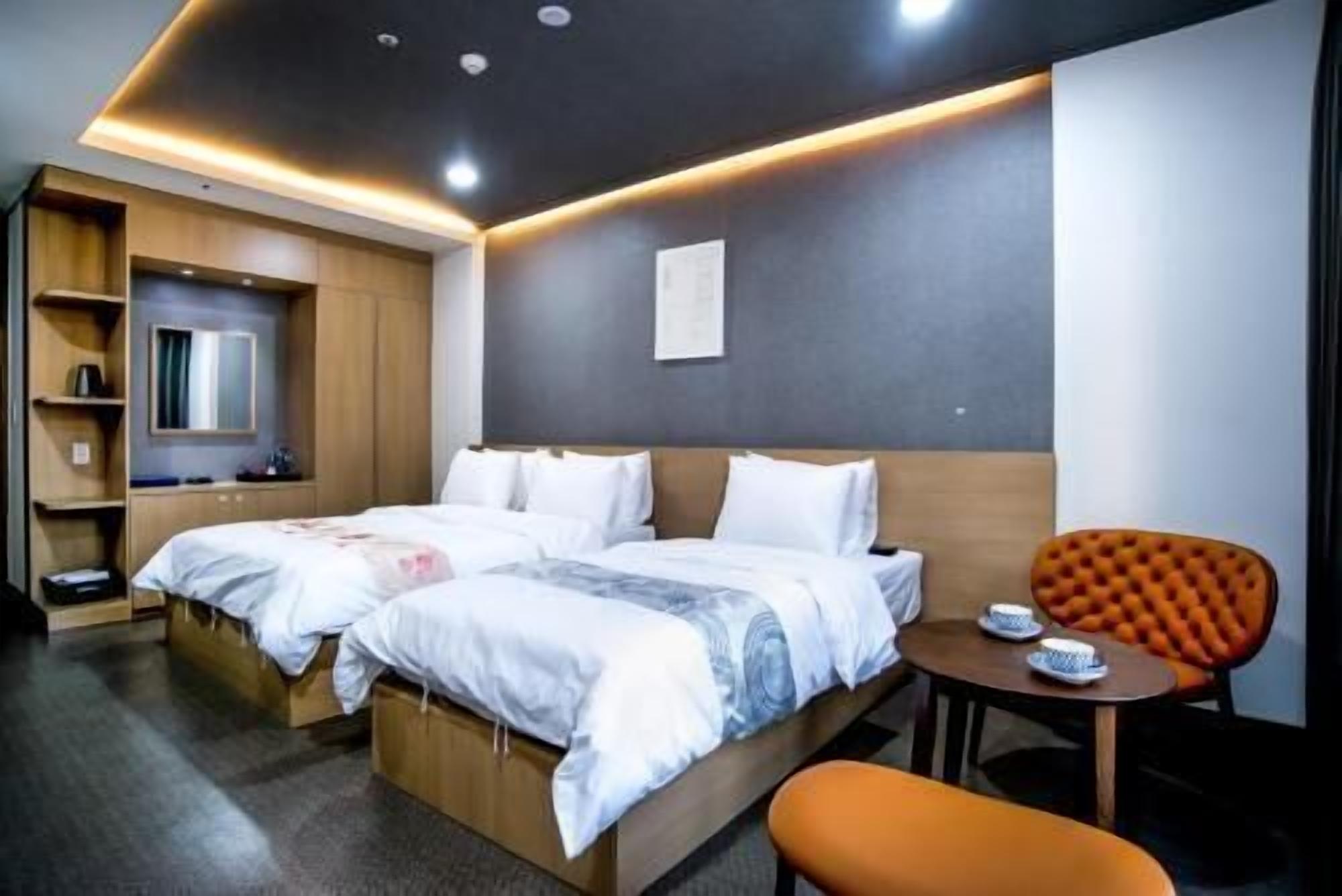 Chăn bông, két bảo mật tại phòng, bàn, màn/rèm cản sáng 