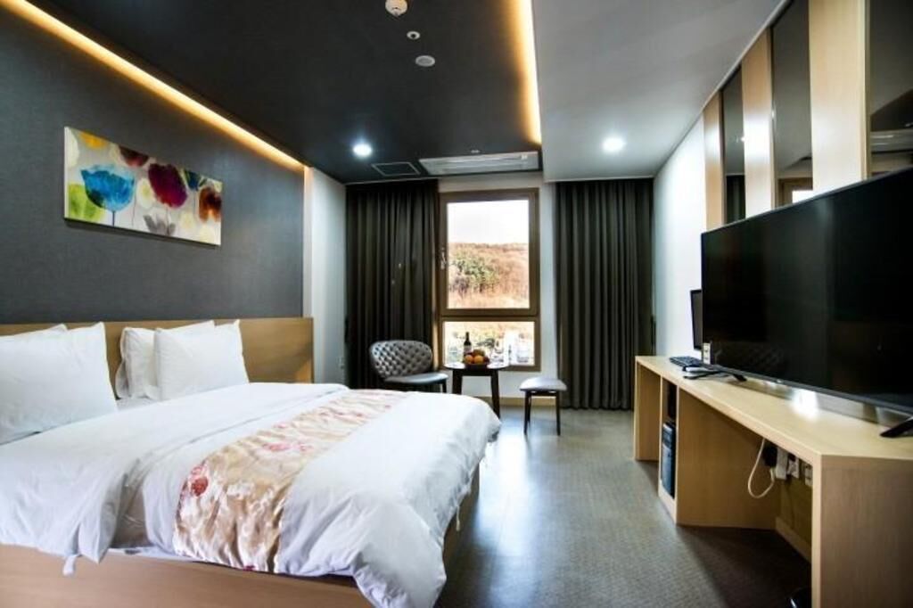 Chăn bông, két bảo mật tại phòng, bàn, màn/rèm cản sáng 