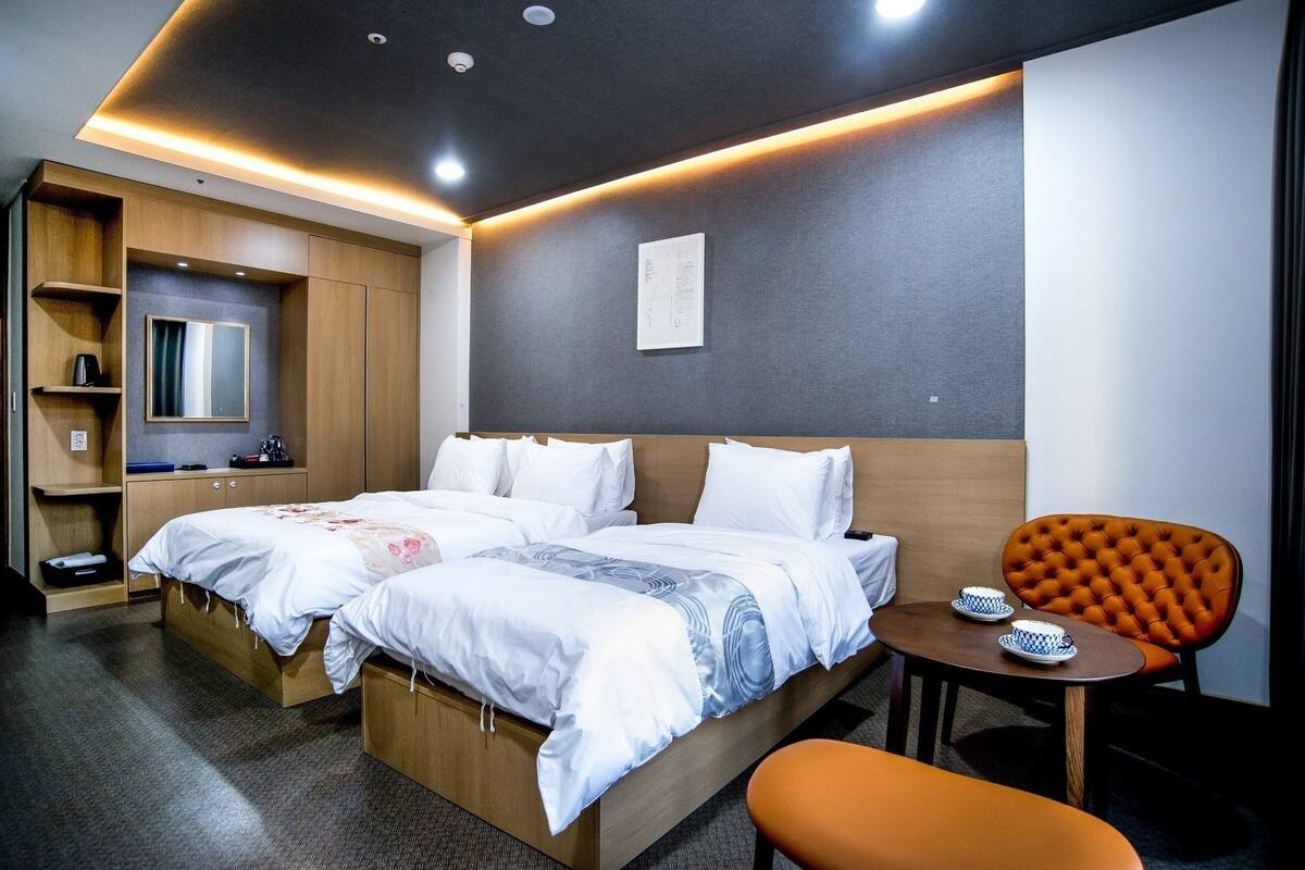 Quarto duplo | Edredons de pluma, cofres nos quartos, escrivaninha, cortinas blackout