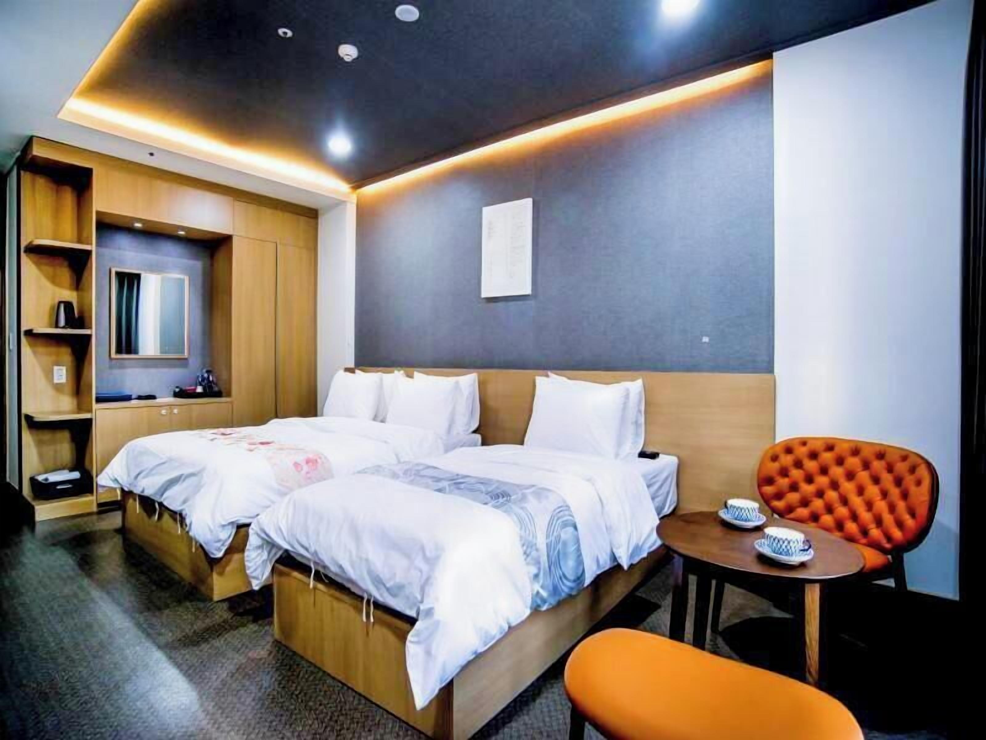 Down duvets, in-room safe, desk, blackout curtains