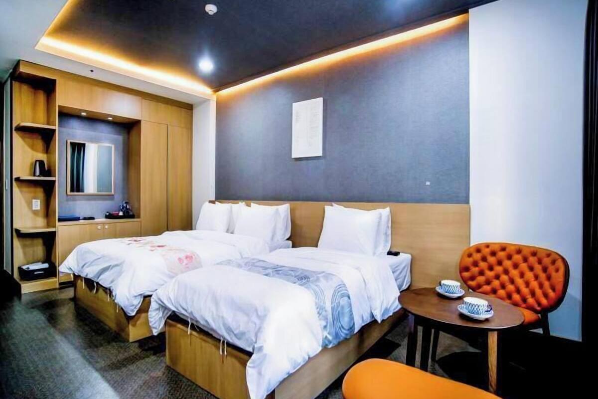 Down duvets, in-room safe, desk, blackout curtains