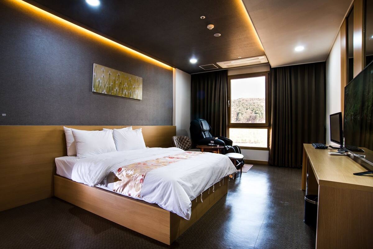Sunshine Double Room | Down comforters, in-room safe, desk, blackout drapes