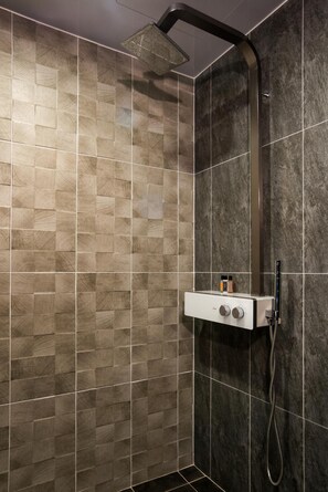 Phòng tắm | Đồ dùng nhà tắm miễn phí, máy sấy tóc, dép đi trong nhà 