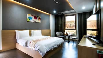 Down comforters, in-room safe, desk, blackout drapes