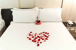 Family Quadruple Room (With hotspring) | Individually furnished, blackout drapes, free WiFi