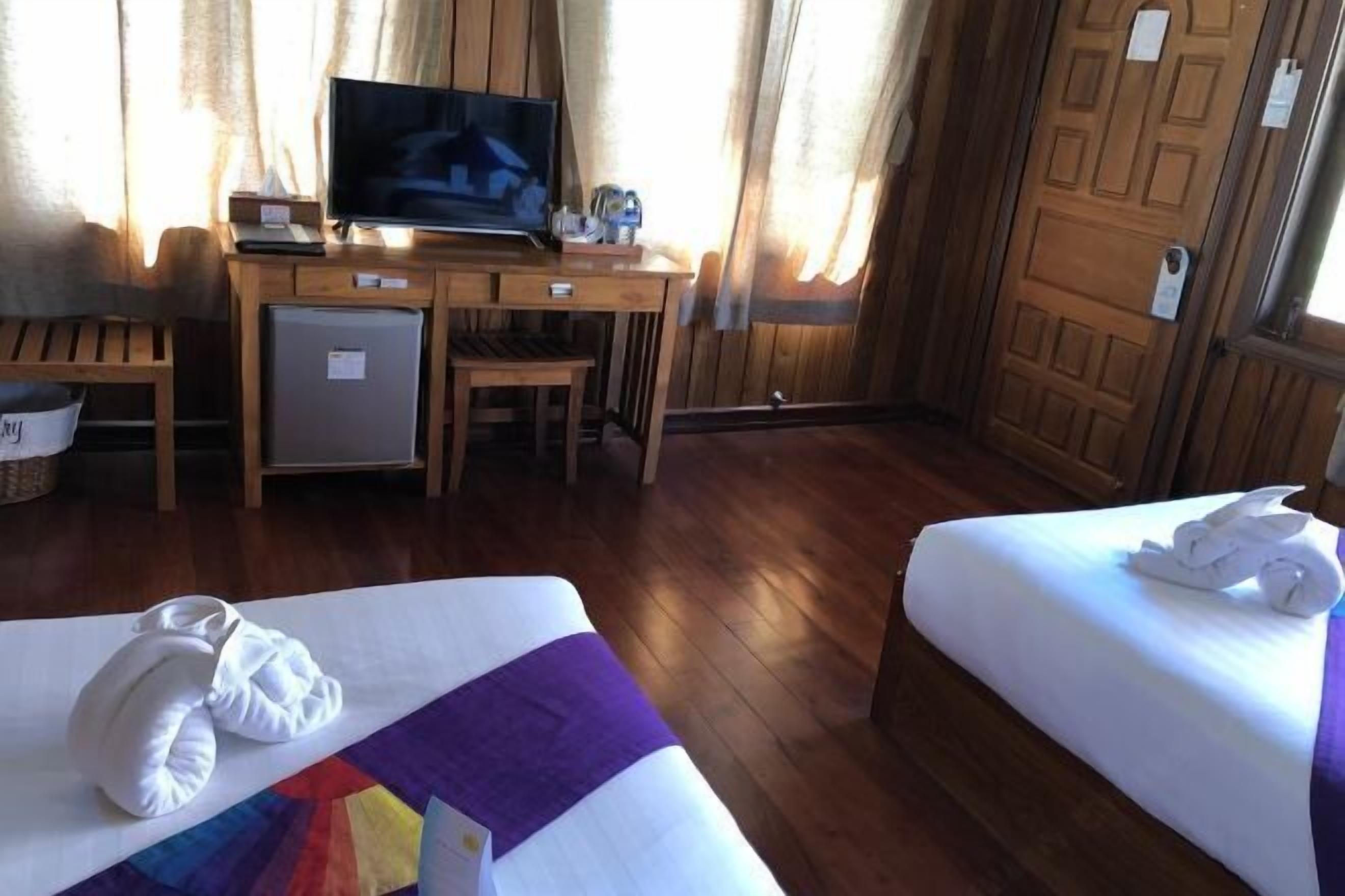 ミニバー、セーフティボックス (室内)、デスク、アイロン / アイロン台