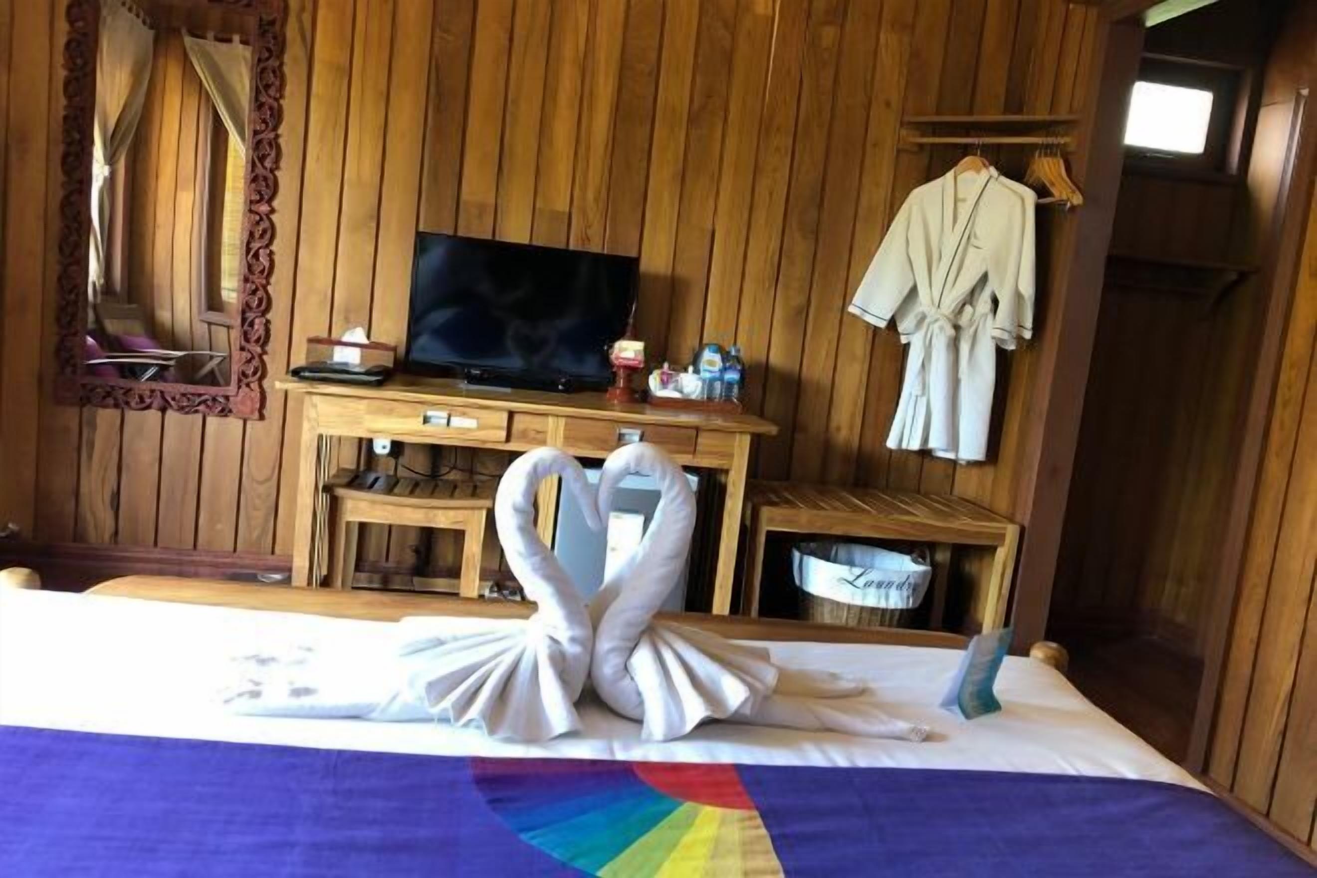 ミニバー、セーフティボックス (室内)、デスク、アイロン / アイロン台