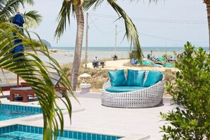 Outdoor pool, sun loungers - Breeze Bay Villa (Ko Pha-ngan)