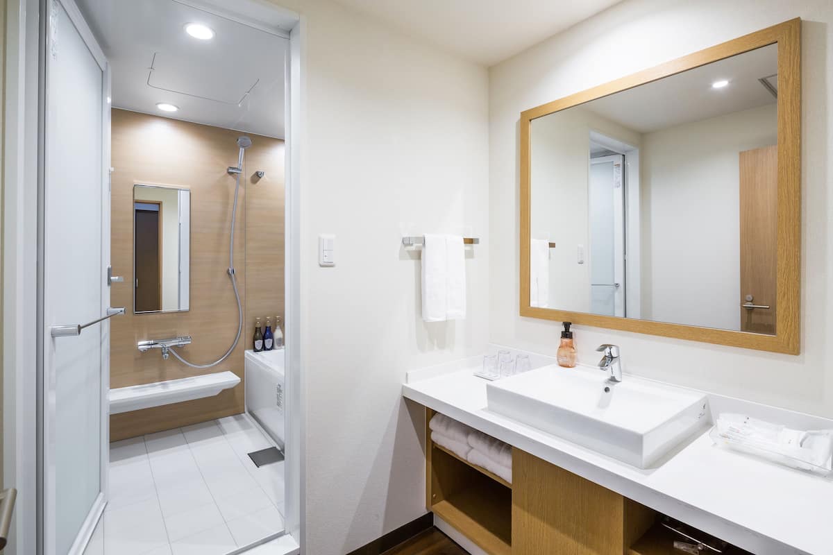 deluxe quadruple room (4 twin beds) | bathroom | separate bathtub and shower, deep-soaking bathtub, free toiletries