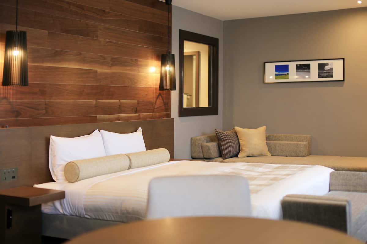 deluxe queen room, ocean view (1 queen bed) | 1 bedroom, in-room safe, iron/ironing board, free wifi