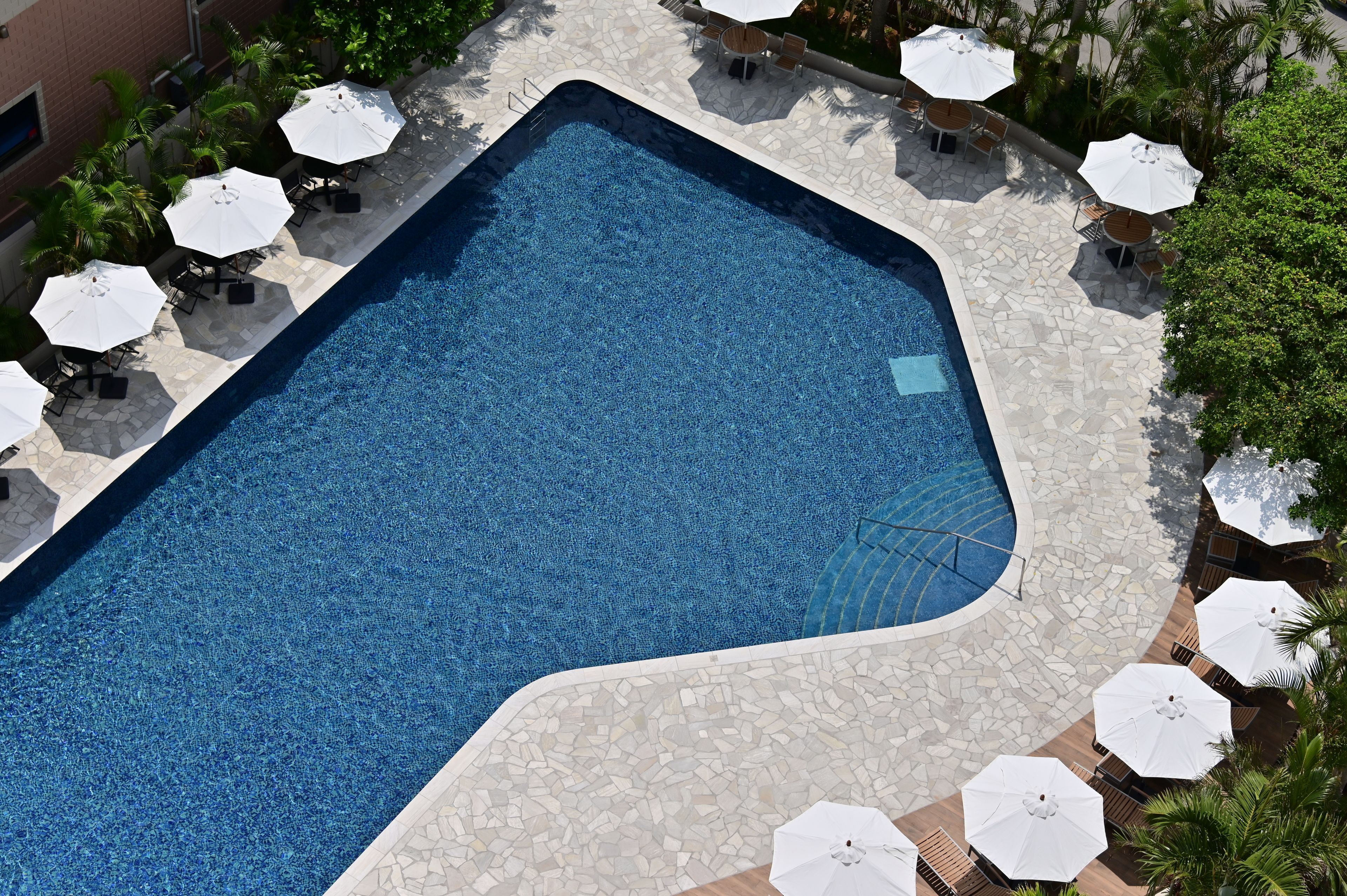 季节性开放的室外游泳池，09:30 至 17:00 开放，池畔遮阳伞