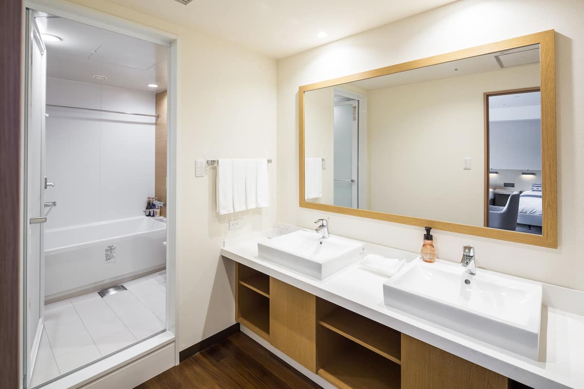 deluxe quadruple room (4 twin beds) | bathroom | separate bathtub and shower, deep-soaking bathtub, free toiletries