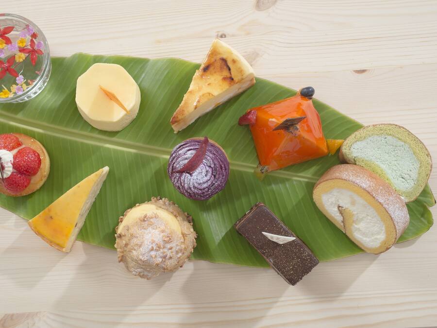 Diverse desserts gerangschikt op een groen blad.
