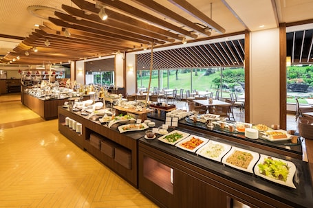 2 restaurants, breakfast served. Art Hotel Ishigakijima