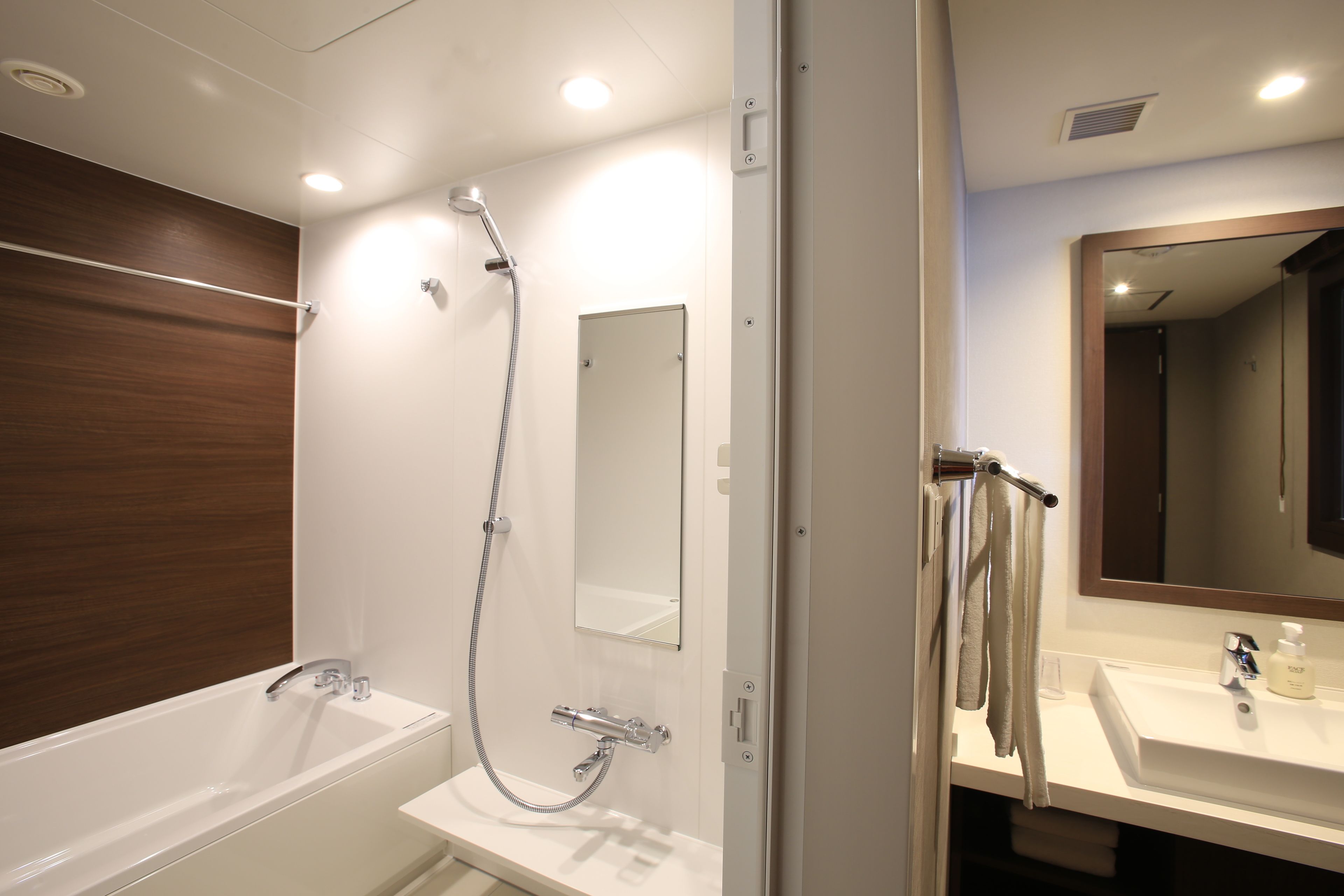 Un baño moderno con bañera, ducha y lavamanos.
