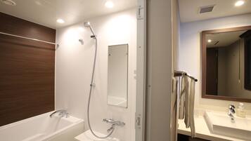 Un baño moderno con bañera, ducha y lavamanos.