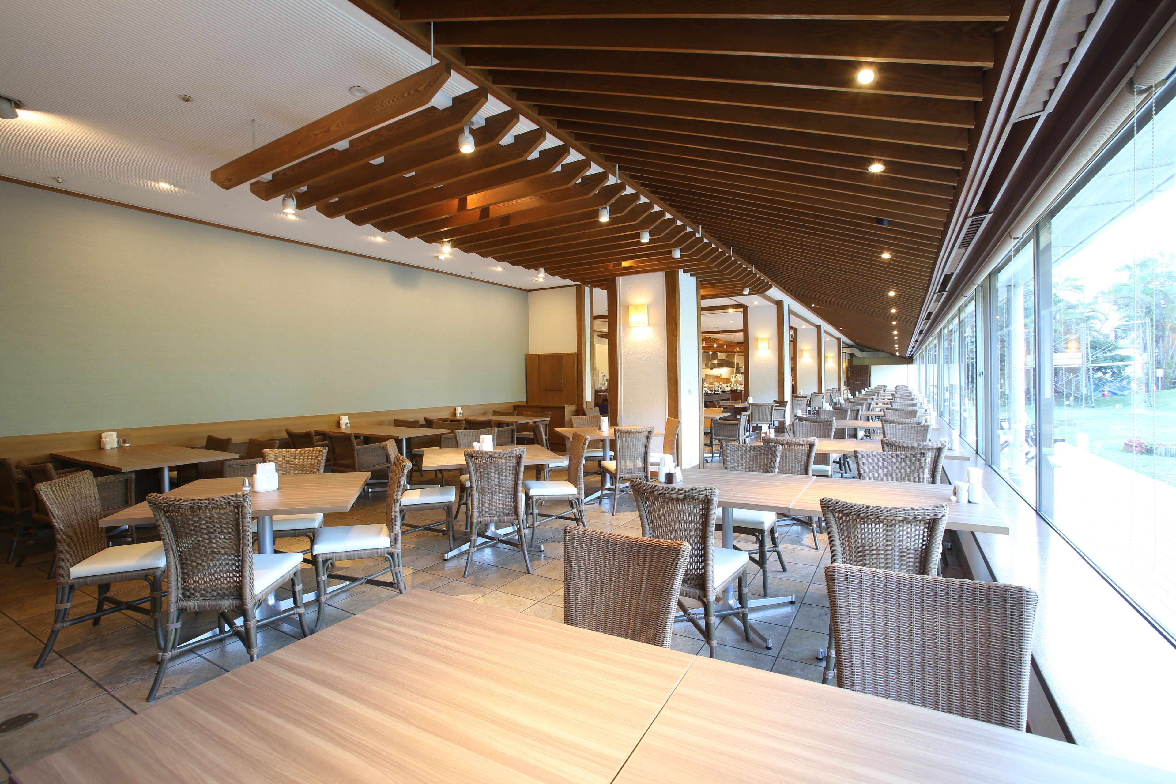 2 restaurants, breakfast served