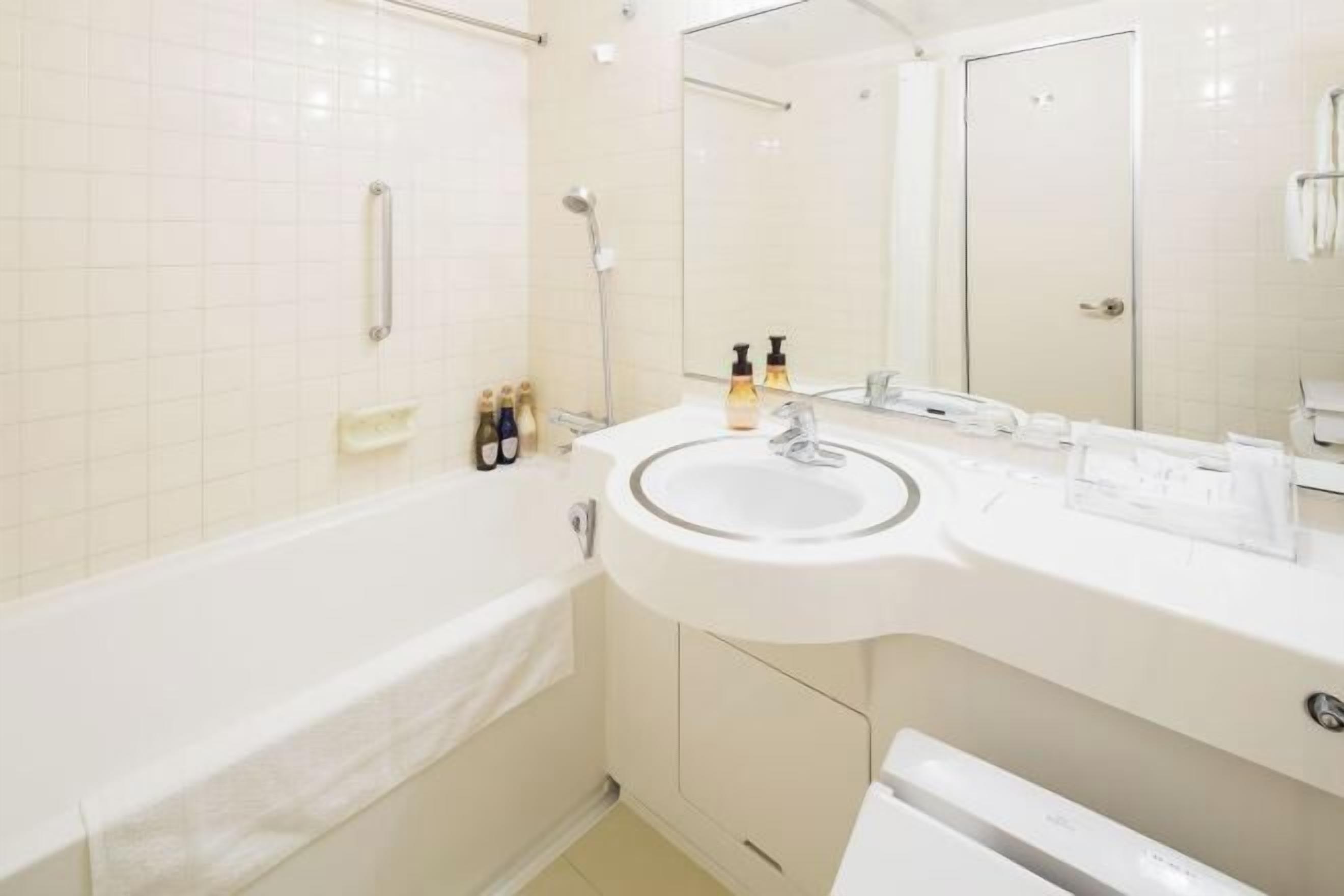 Separate bathtub and shower, deep-soaking bathtub, free toiletries