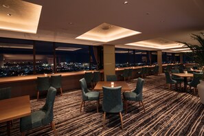Bar (on property) - Art Hotel Ishigakijima (Ishigaki)