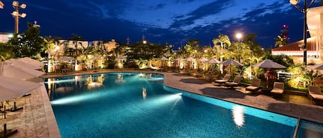 Seasonal outdoor pool, pool umbrellas