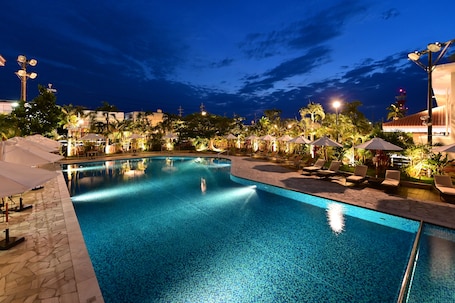 Seasonal outdoor pool, open 9:30 AM to 5:00 PM, pool umbrellas