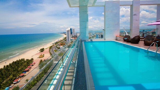 A rooftop pool with a view of the beach and city skyline. - Le Hoang Beach Hotel (Da Nang)