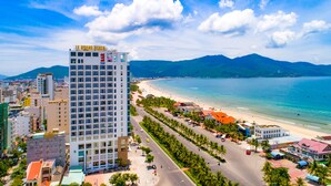 A hotel with a view of the beach and mountains. - Le Hoang Beach Hotel (Da Nang)