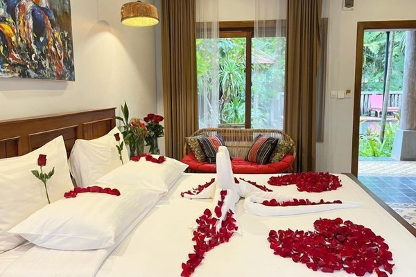 Minibar, Zimmersafe, Schreibtisch, VerdunkelungsvorhÀnge