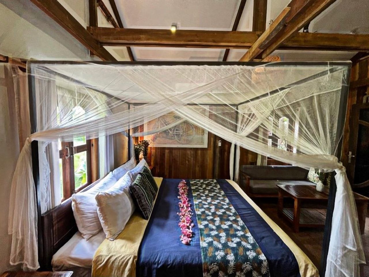 Minibar, caja de seguridad en la habitación y escritorio 