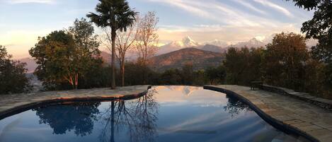 室外游泳池,无边泳池,日光浴躺椅