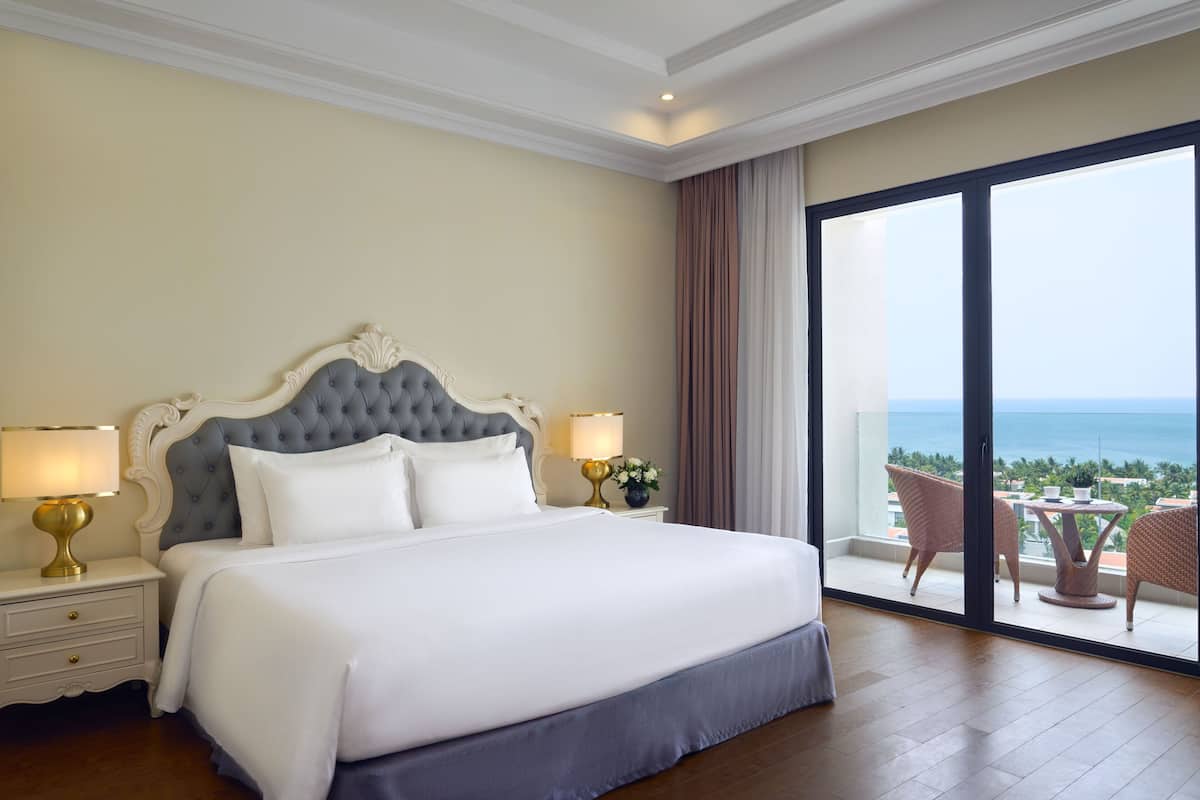 Deluxe Room, 1 King Bed, Ocean View | 1 bedroom, minibar, in-room safe, desk