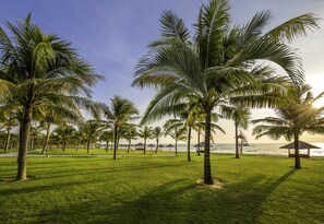 Pantai persendirian, pasir putih, kabana percuma, bar pantai 