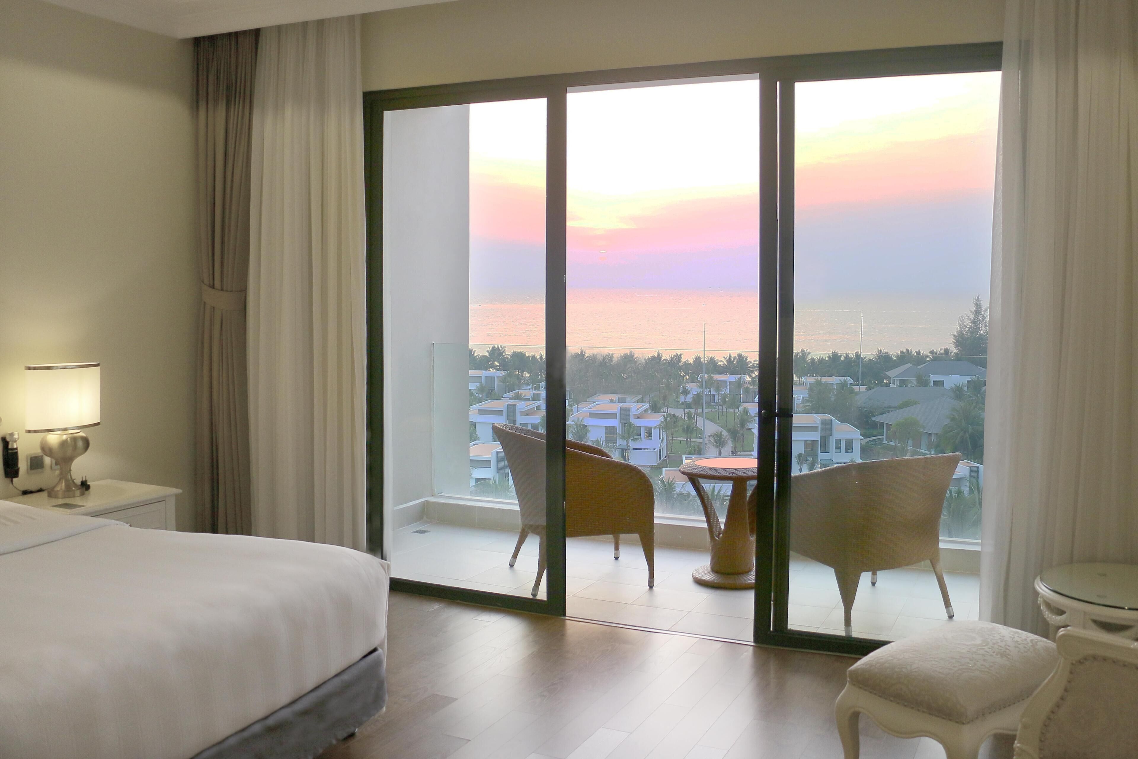 Minibar, caja de seguridad en la habitación y escritorio 