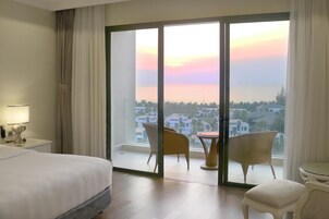 Minibar, caja de seguridad en la habitación y escritorio 