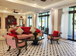 Villa – president, flere senger, ved strandkanten (President) | Oppholdsområde | LCD-TV